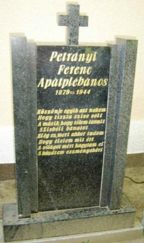 Petrányi Ferenc plébános síremléke
